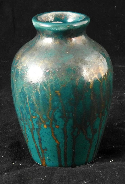 petit vase en gres emaillé vert a coulure doré signature a déterminer