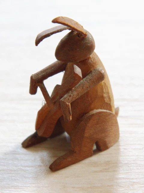 Hase mit Cello, Holz mit Lederohren, ca. 4 cm hoch
