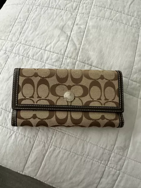 Billetera COACH Signature C Tela y Cuero Marrón Triple a Snap