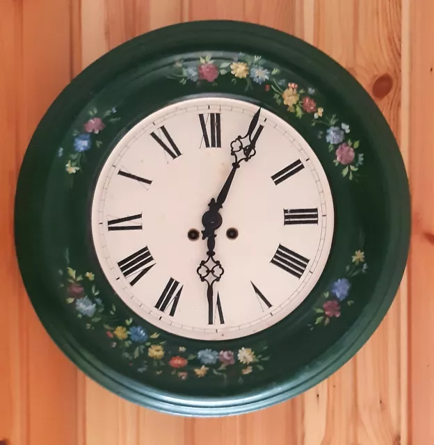 Orologio parete pendolo ANTICO occhio di bue latta decoro mano floreale mecc 8gg