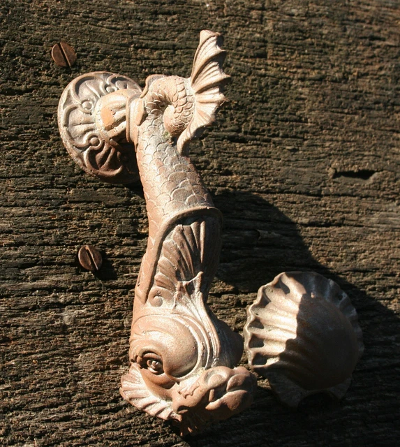 Gros heurtoir marteau de porte, dauphin, ancien.