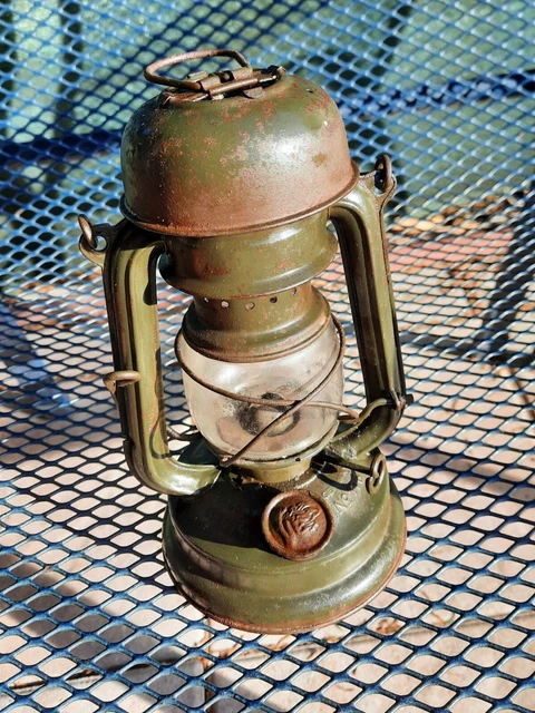 Il Fuoco Molle Della Mano Di Un Uomo D'affari Che Tiene Un'icona Del - Foto 8