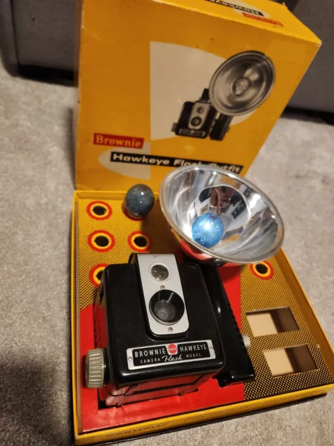 Vintage Kodak Brownie Hawkeye Flash Outfit Model Camera w/ Box Flash Bulbs