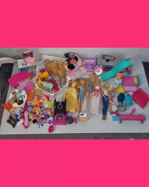Enorme pacchetto di lavoro Barbie e altre bambole con accessori mobili e vestiti