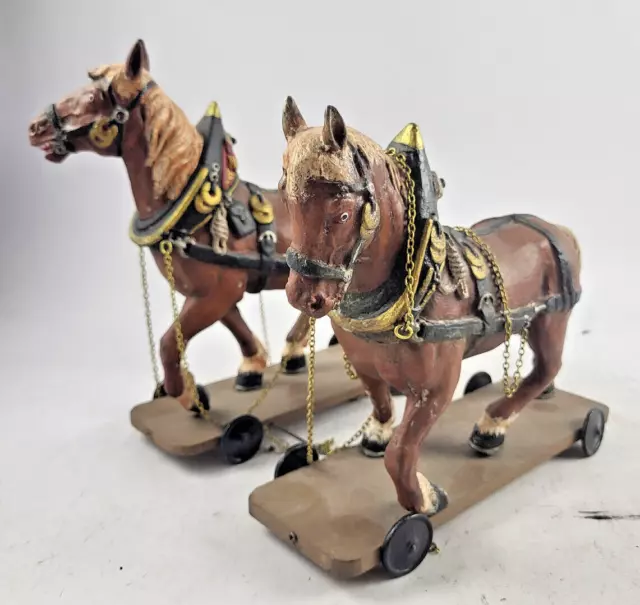 2x uralte Pferde auf Holzplattform mit Rädern 25x24 cm für Militaria & Kutschen