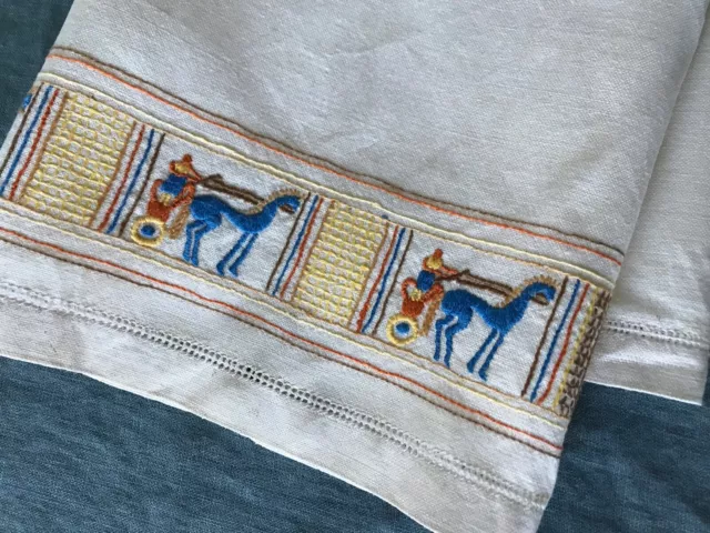 Vintage Ecru Linen Guest Towel Hand Embroidery Hem Stitch Chariots Horses