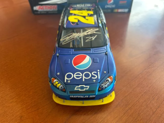 2009 JEFF GOrDON PEPSI AUTOGRAHED 1:24 SCALE ACTION NASCAR DIE-CAST.