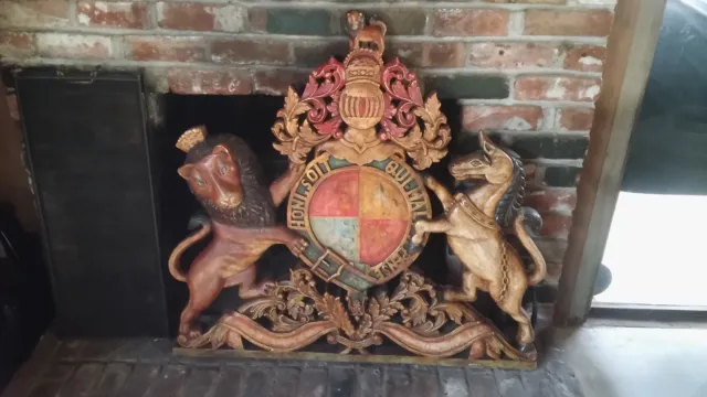 Spectacular BRITISH ROYAL HOUSE SHIELD in wood XIX