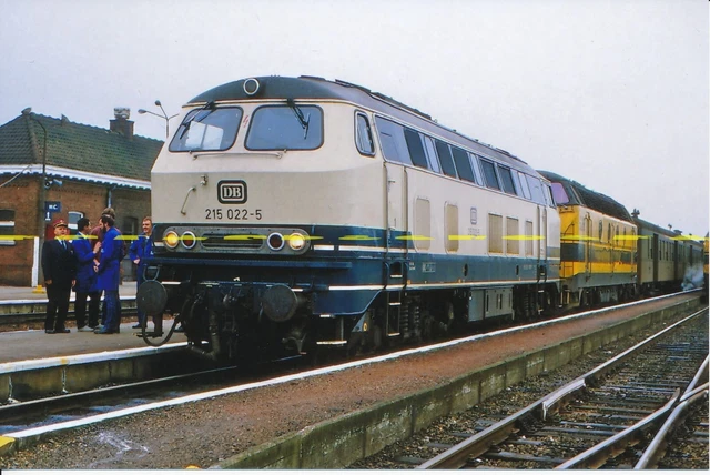 Farb-Foto DB Diesellok 215 022 vor SNCB Diesellok Belgien 1985