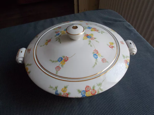 PORCELAINE DE LIMOGES RAYNAUD&Cie SOUPIERE A  DECOR DE  FLEURS ET  FILETS DORE