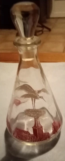 Ancienne petite carafe en verre décor cigogne et toiture alsace et son bouchon.