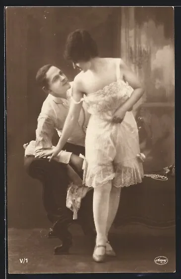 Foto-AK Mann flirtet mit Frau im Unterkleid Akt