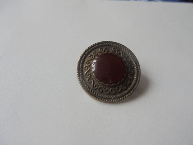 bouton ancien en metal dore au centre une pierre rouge  tres beau 2cm