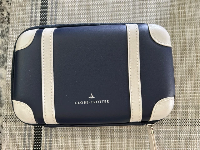 Pochette Clutch Globe-Trotter Bleu Ciel - Cuir, Fermeture Zip, Petite Taille Avec Bracelet