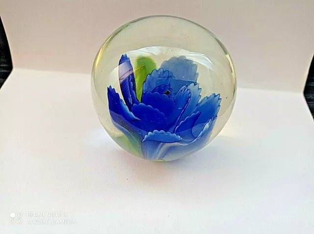 Antiker Wunderschöner  Briefbeschwerer Glas Kugel   blaue Blume 7x8 cm 3