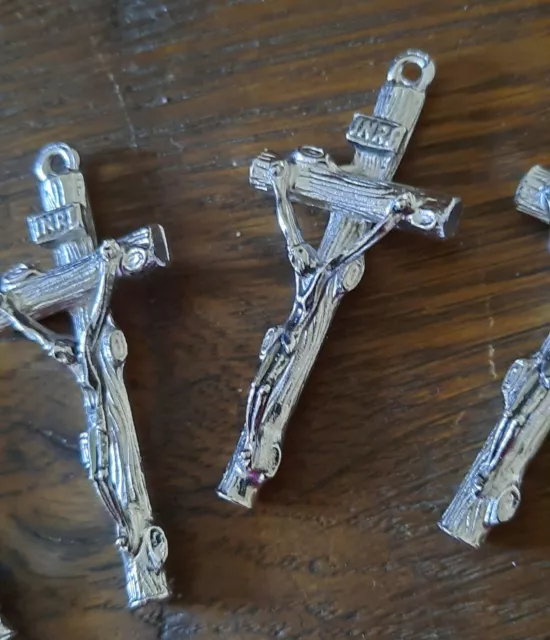 3 x KREUZ Kruzifix Anhänger Inri „Jesus am Kreuz“ Metall silberfarben, detailrei