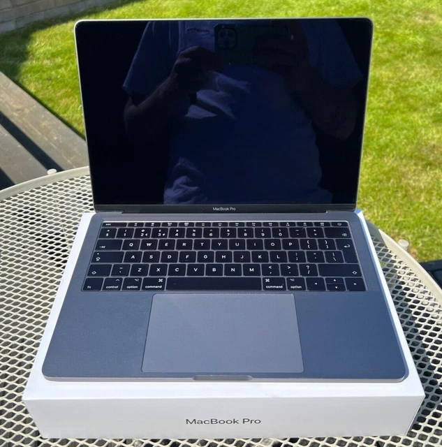 Apple MacBook Pro 2017 13", 2,3 GHz Intel Core i5, 8 GB RAM, 128 GB unità di memoria a stato solido - A1708