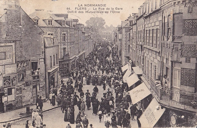 CPA 61 FLERS La rue de la gare Défilé desmutualistes de l'Orne 1912