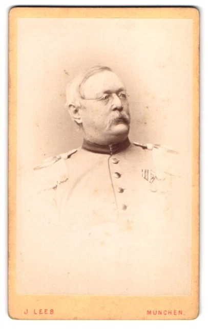 Fotografie J. Leeb, München, Schönfeldstr. 18, Portrait Offizier in Uniform mit