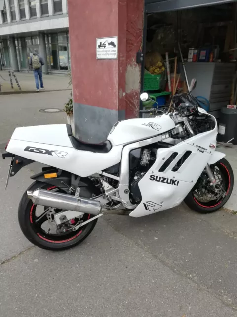 suzuki gsxr 750