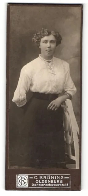 Fotografie C. Brüning, Oldenburg, Portrait junge Frau in weißer Bluse mit Medai