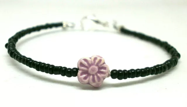 Bracelet charm "Fleur" en céramique lavande et perles noires