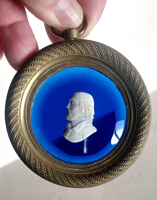 Broche Antique Cadre Rond Doré Avec Médaillon En Résine - Occasion, Bon état (Sans Marque)