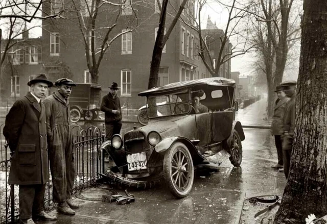 Antique Car Wreck Photo 2123b Oddleys Strange & Bizarre