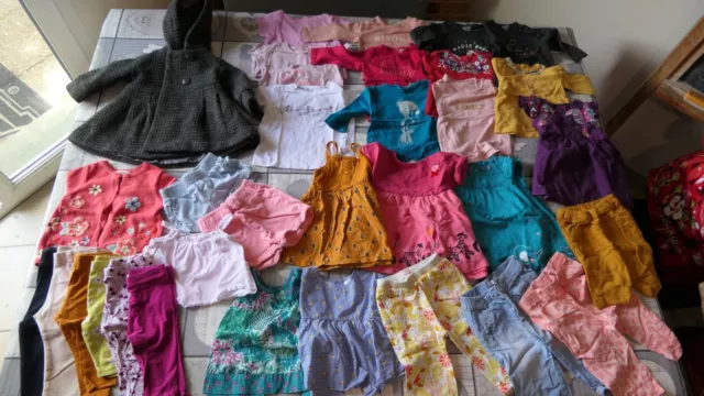 Lot vêtements bébé fille 9 mois très bon état général t-shirt, pantalon, robe...