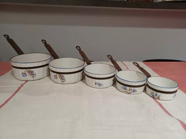 Série de 6 casseroles anciennes vintage en tôle émaillée décor fleurs