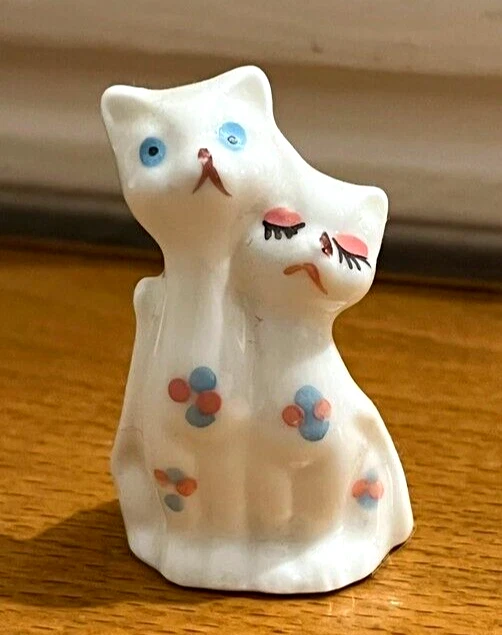 Mini FIGURINE céramique porcelaine ? Couple CHAT Blanc Rose Bleu pastel  H=5,2cm