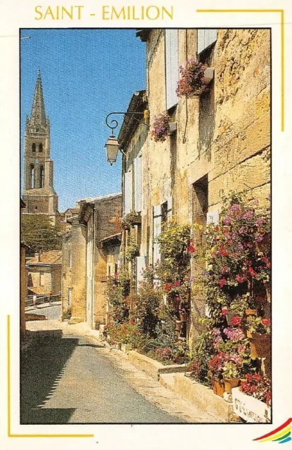 SAINT-EMILION  - Vieille rue avec le clocher de l'église monolithe