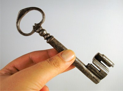 Italia Antique iron skeleton key Clef Schlüssel llave Alto Adige XVII Secolo 