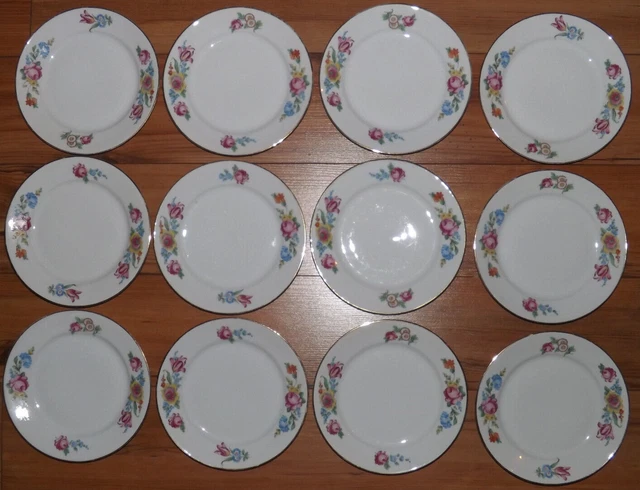 12 assiettes à dessert en porcelaine de Limoges décor de fleurs - début XXe