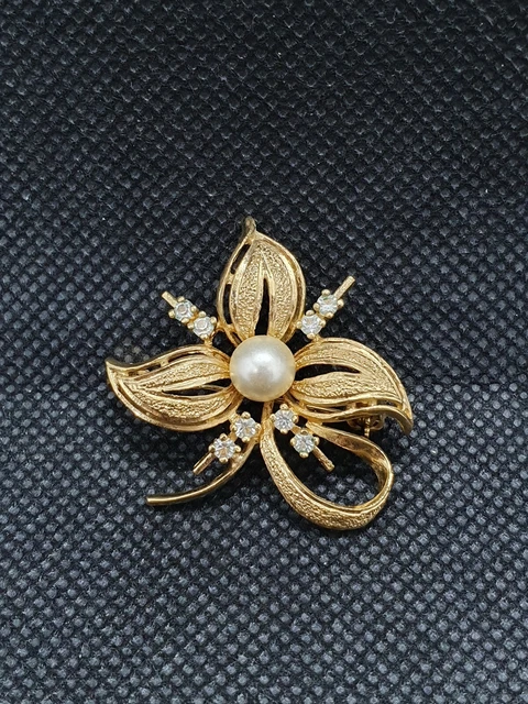 Broche Bijou Vintage - Fleur Gravée En Relief Avec Perles Blanches, Couleur Or, Modèle 5118 - Occasion Très Bon état