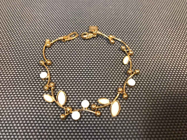 Bracelet doré pierre blanche - France