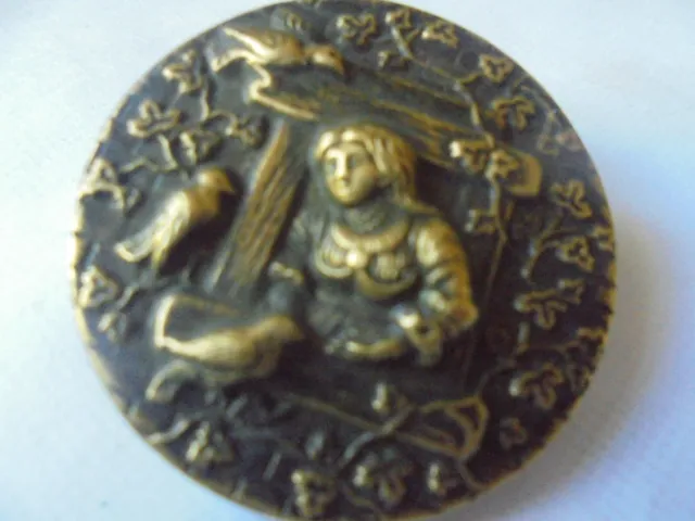 bouton tres ancien en metal doré daoe a la fenetre avec des oiseaux 3cm6