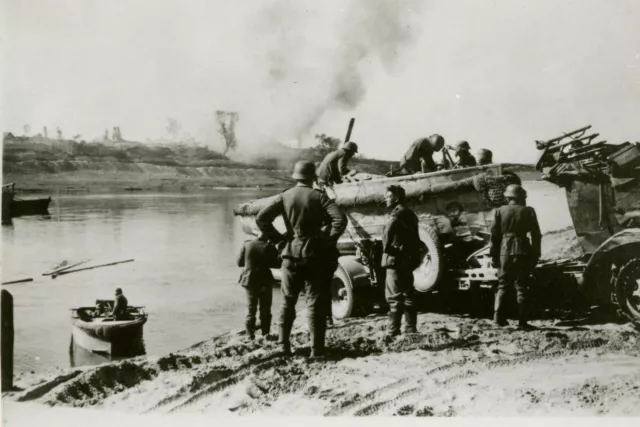 WW2 War Time Photo German Soldiers Burning the Town Kogys in Russian Front 4x6