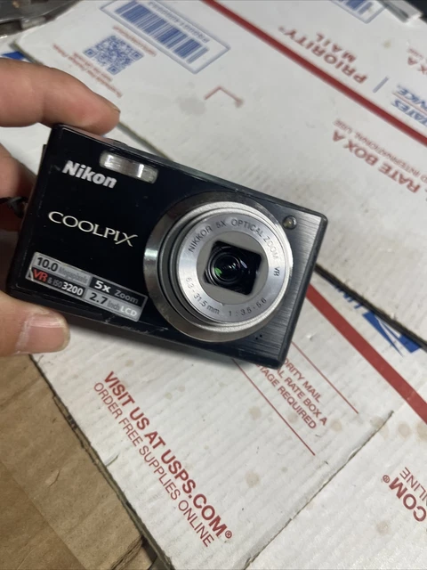 Nikon COOLPIX Coolpix S560 10.0MP Digital Camera, Broken LCD for Parts Only