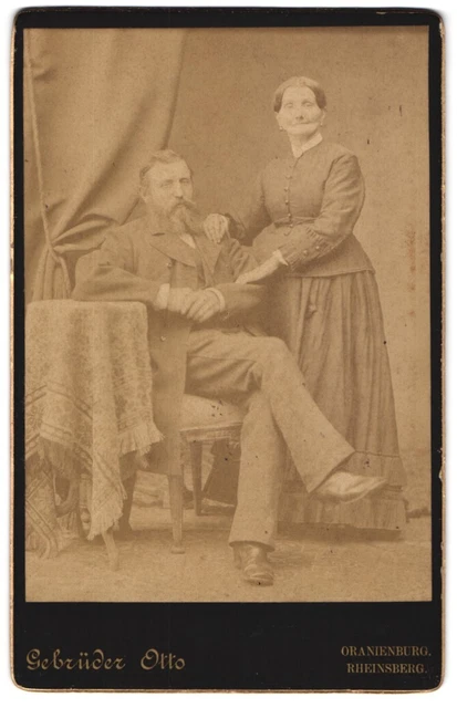 Fotografie Gebrüder Otto, Oranienburg, Älteres Paar in hübscher Kleidung