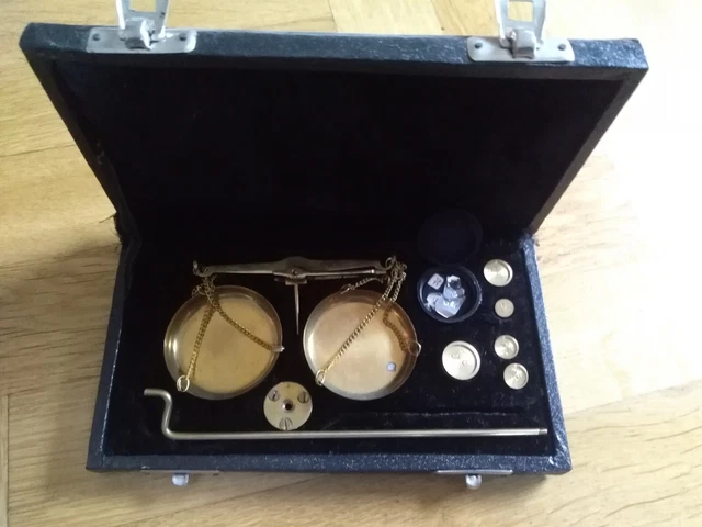 Alte Feinwaage, Gold-, Apothekerwaage, Messing im Etui