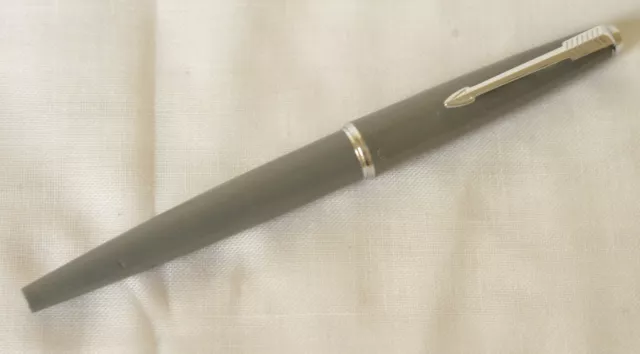 PARKER 45 Stylo gris CT - Plume "M" en acier