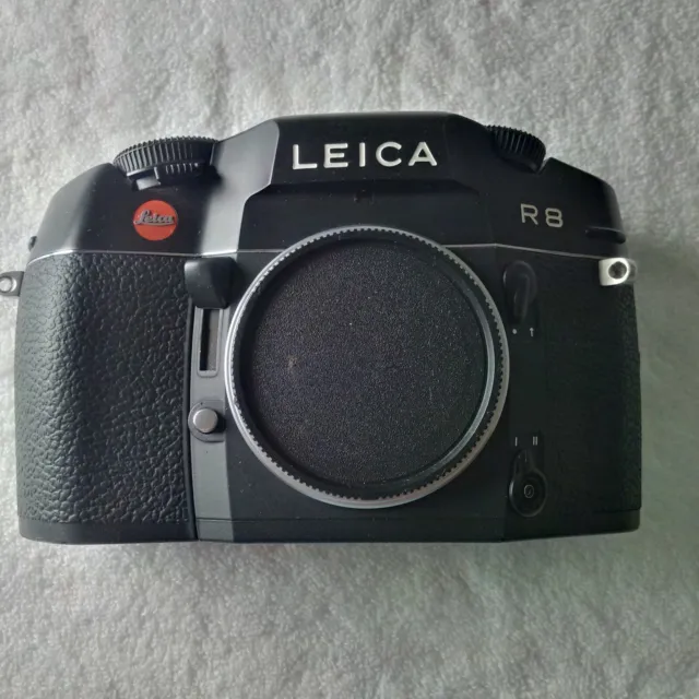 Leica R8 noir . Excellent état . Totalement fonctionnel . (Petit choc)