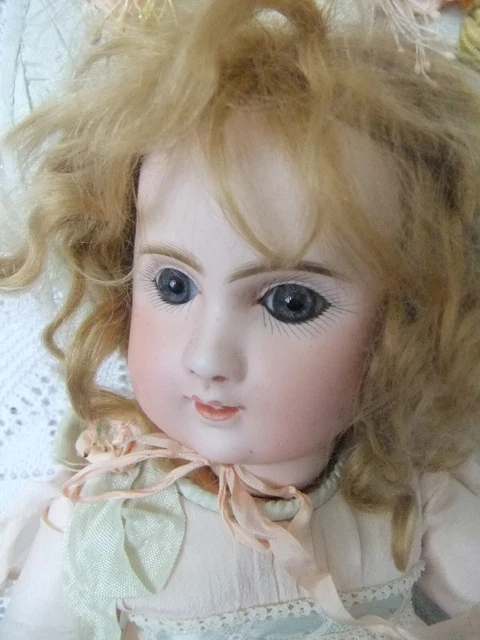 Poupée ancienne tête en porcelaine sur Gens de Confiance