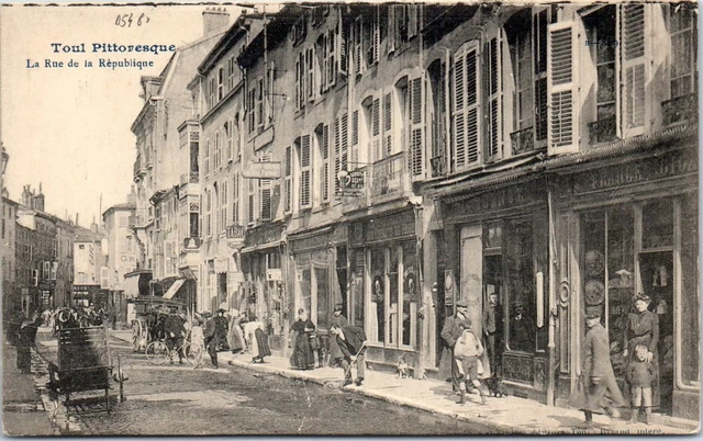 54 TOUL - la rue de la republique, vue partielle