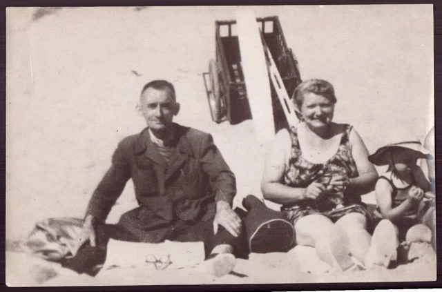 "Photo (18 x 11.5 cm) ""Family at the Beach"