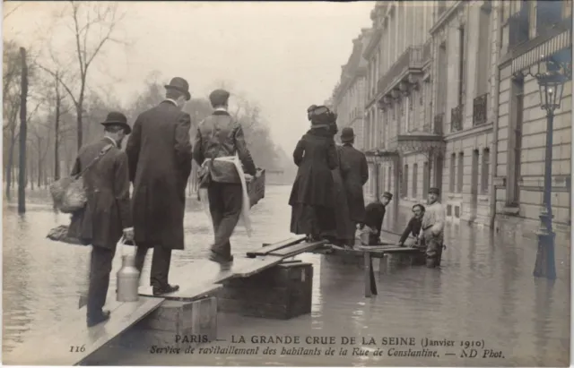 CPA Inondations 1910 PARIS Rue de Constantine Ravitaillement (996324)
