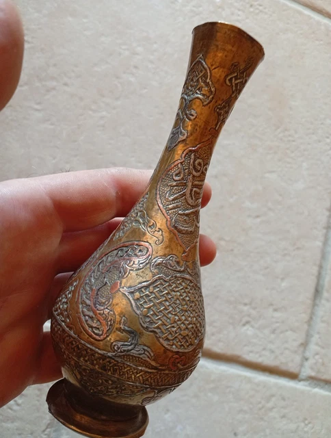 Deux vases indiens vintage en laiton gravé de style Agra, Inde - En