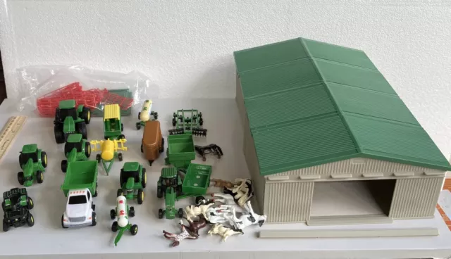 Ertl Farm Country Machine Shed #4241 w/John Deere Tractor Toy Animal Lot