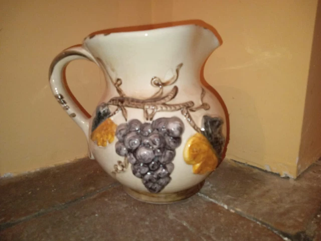 Brocca da vino in ceramica raffigurante uva in rilievo, anni '70, CALABRIA